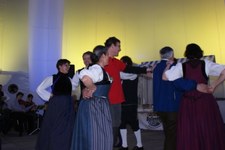 Volkstanzmusik spielt zum Tanz für Trachtengruppe Oberhasli anlässlich Museumsnacht im Dom des Ballenberg