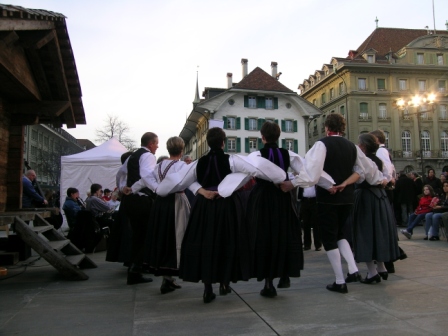 Volkstanzmusik spielt zum Tanz für Trachtengruppe Oberhasli