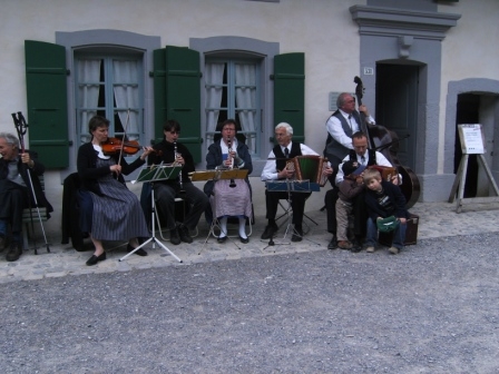 Berner Oberländer Volkstanzmusik vor dem Haus Waadt