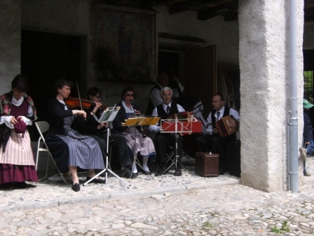 Berner Oberländer Volkstanzmusik spielt im Hof des Hauses Tessin