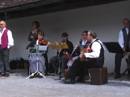 Berner Oberländer Volkstanzmusik spielt vor dem "Bären" Bern