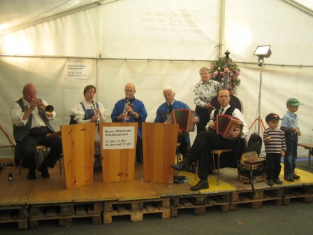 Berner Oberländer Volkstanzmusik am Spiezmärit im Zelt des Musikvereins Spiez