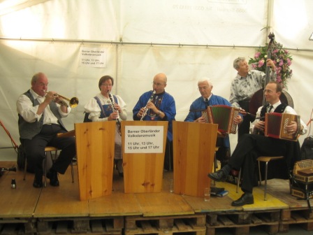 Berner Oberländer Volkstanzmusik am Spiezmärit im Zelt des Musikvereins Spiez