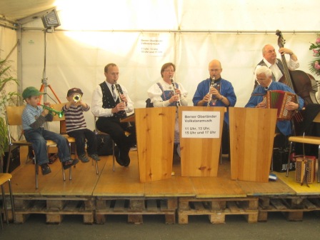 Berner Oberländer Volkstanzmusik am Spiezmärit im Zelt des Musikvereins Spiez