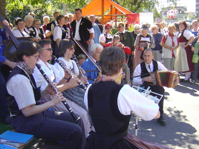 Volle Besetzung mit 3 Klarinetten, 1 Violine, 2 Schwyzerörgeli und Bass