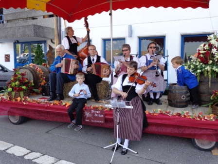 Läsetsunntig Spiez, Umzug mit Blumen Berger und Trachtengruppe Oberhasli