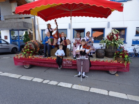 Läsetsunntig Spiez, Umzug mit Blumen Berger und Trachtengruppe Oberhasli