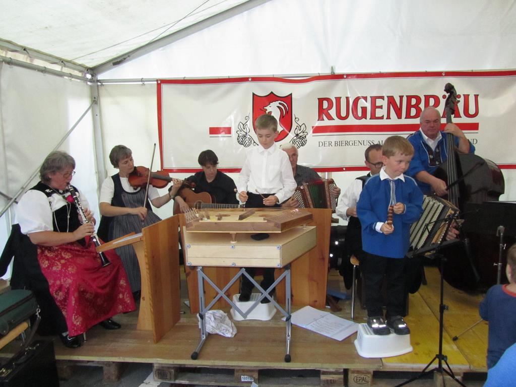 Berner Oberländer Volkstanzmusik im Zelt des Musikvereins Spiez