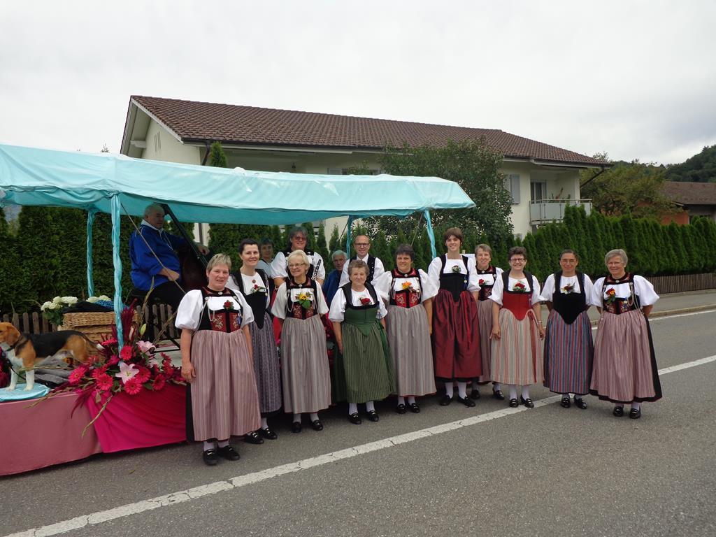 Berner Oberländer Volkstanzmusik und Trachtengruppe Bönigen am Läsetsunntig Spiez