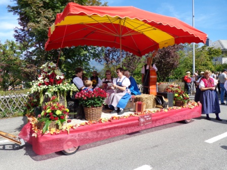 Läsetsunntig Spiez, Umzug mit Blumen Berger und Trachtengruppe Oberhasli