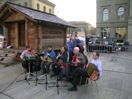 Volkstanzmusik anlässlich Museumsnacht Bern auf dem Bundesplatz beim Stand Ballenberg